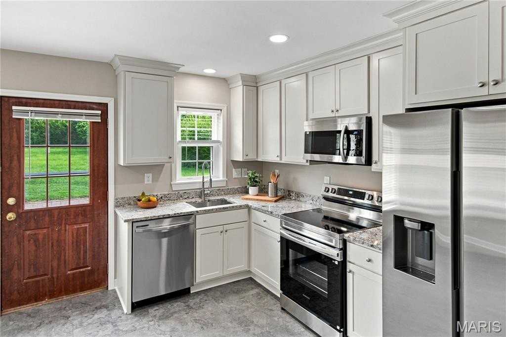 12305 Conway Rd - Photo 5 of 28