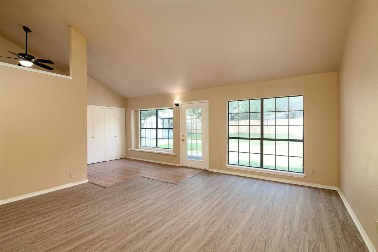 2521 Liberty Ln - Photo 4 of 26
