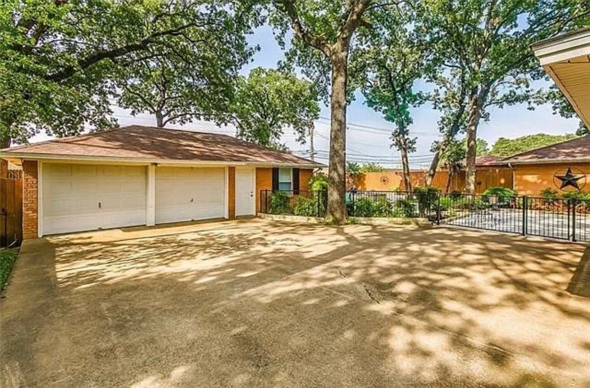218 W Holland Dr - Photo 2 of 5