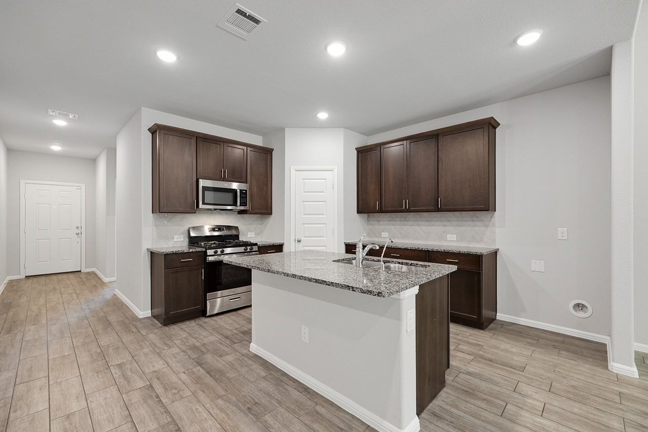 716 Big Bend Pkwy - Photo 2 of 36
