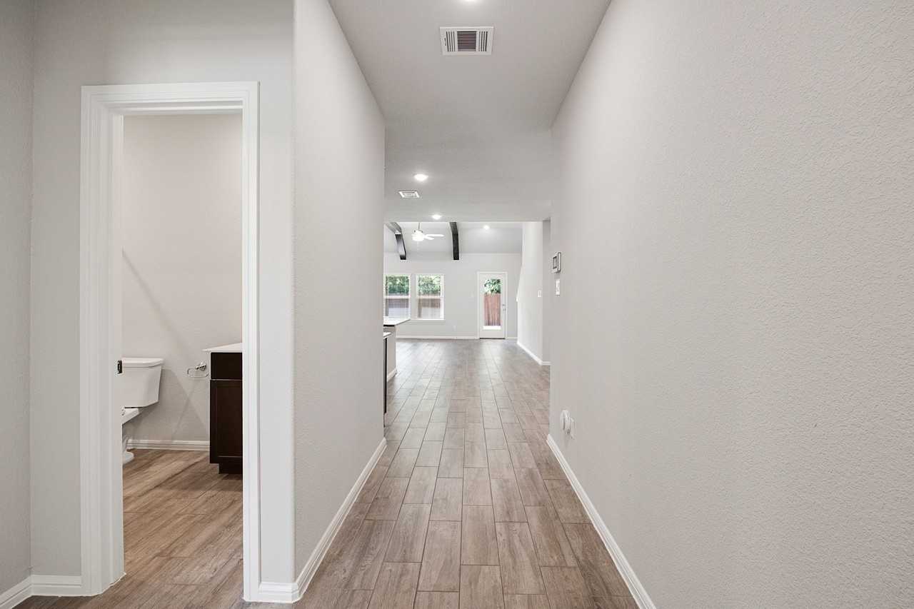 716 Big Bend Pkwy - Photo 4 of 36