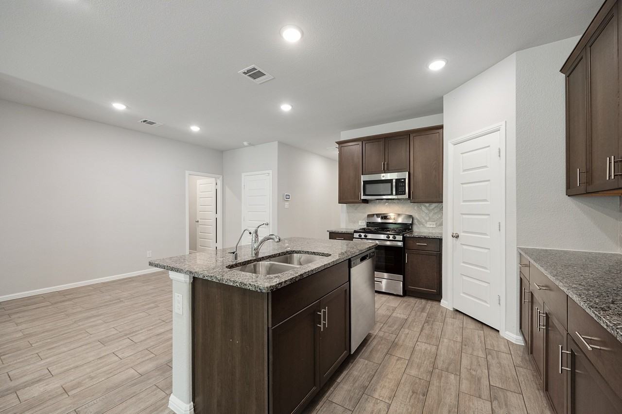 716 Big Bend Pkwy - Photo 7 of 36