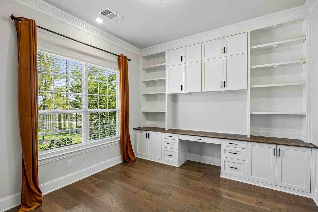 3721 Dewberry Ln - Photo 4 of 38