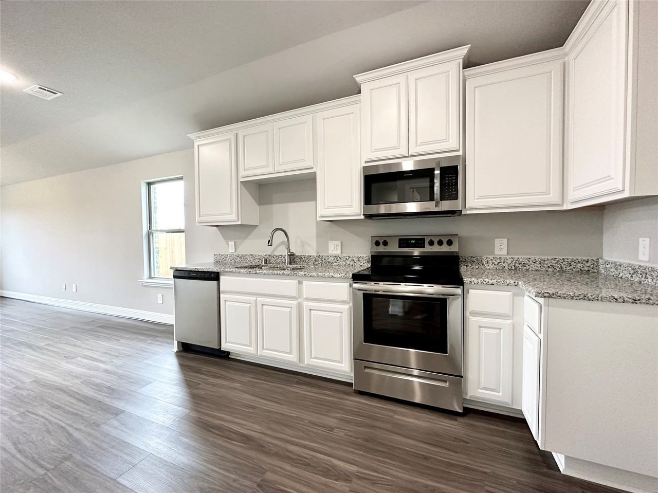 1428 Waverley Dr - Photo 4 of 19