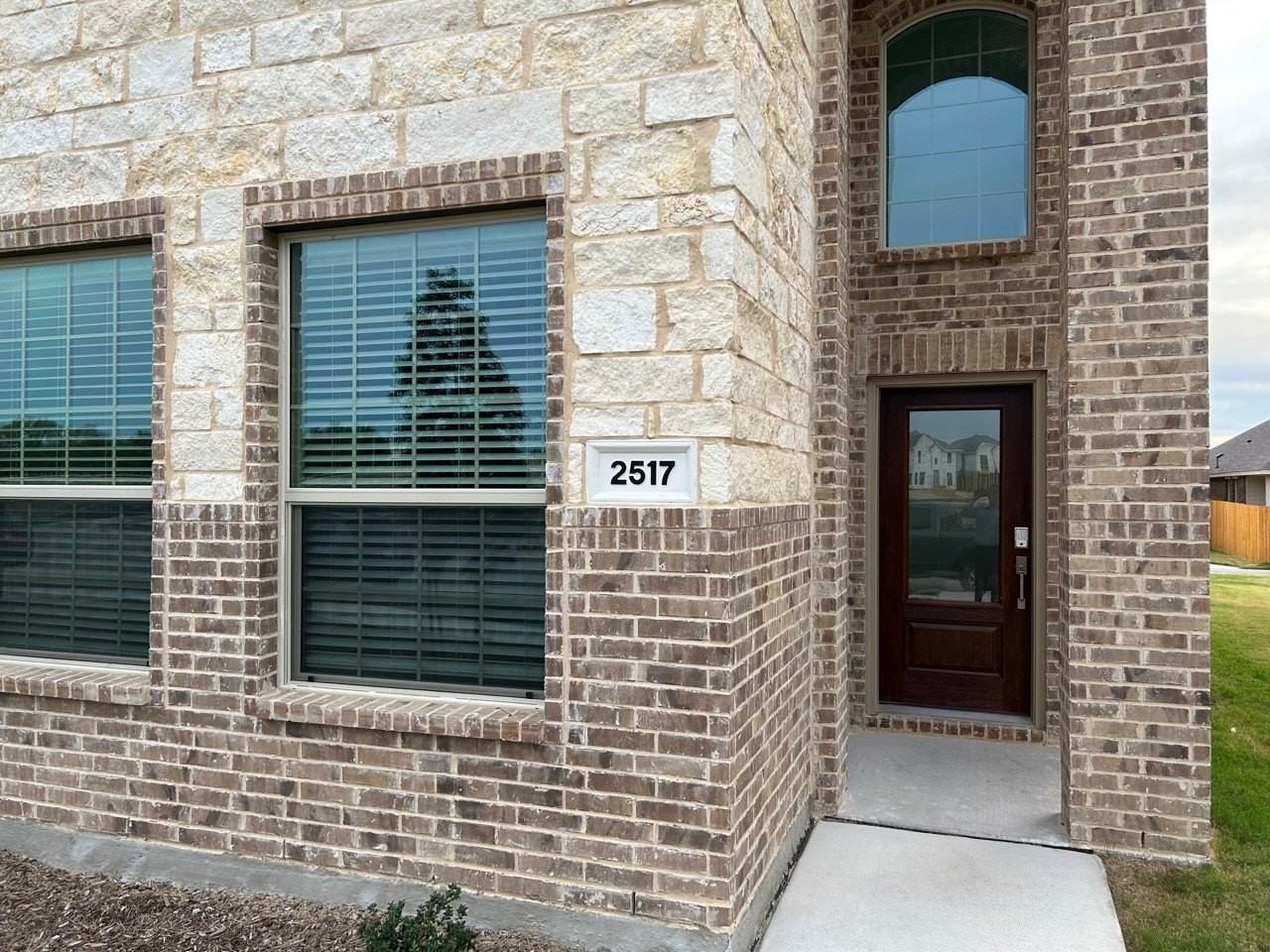 2517 Maplehurst Dr - Photo 3 of 38