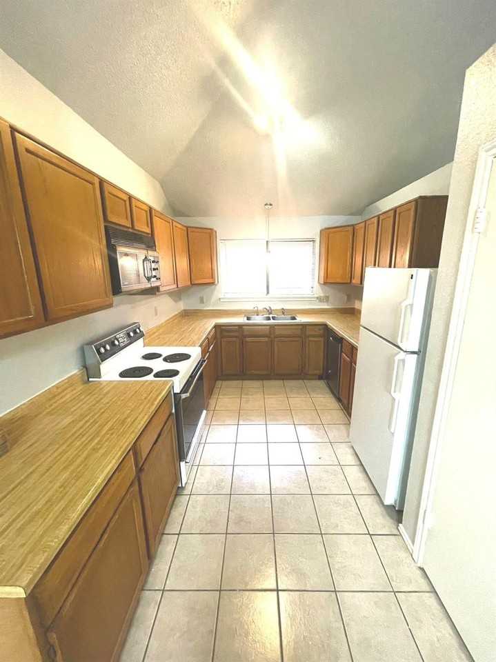 1401 Marigold Dr - Photo 2 of 5