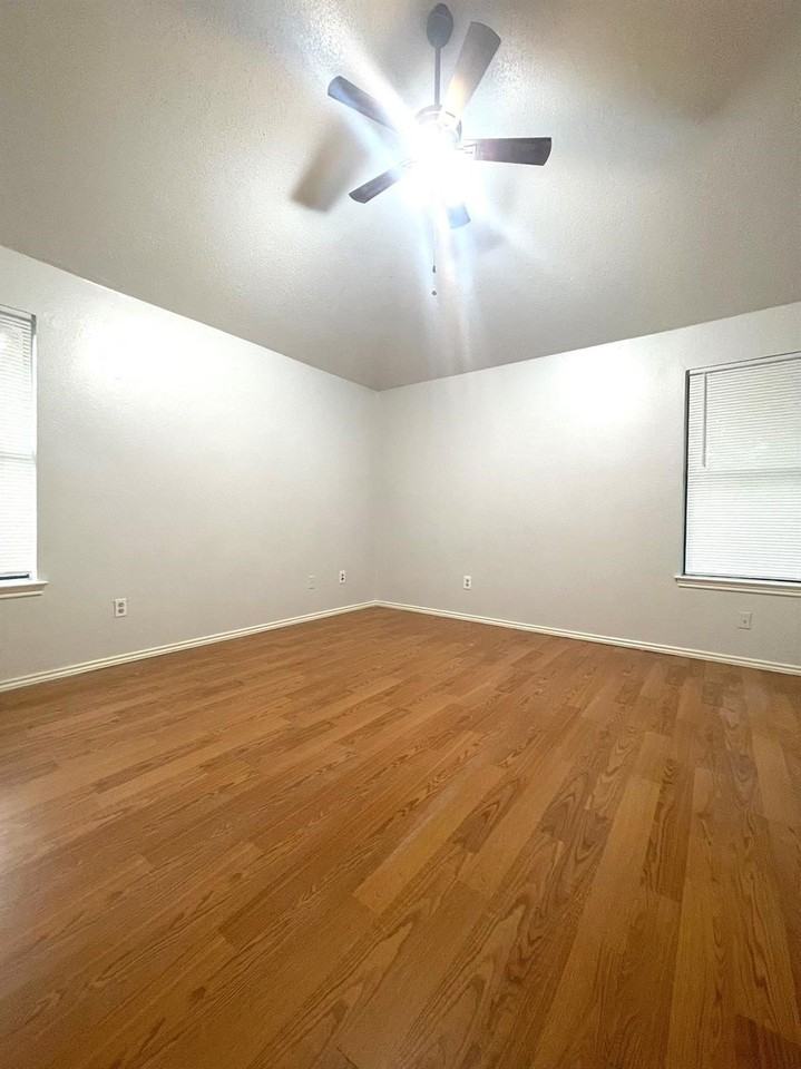 1401 Marigold Dr - Photo 4 of 5