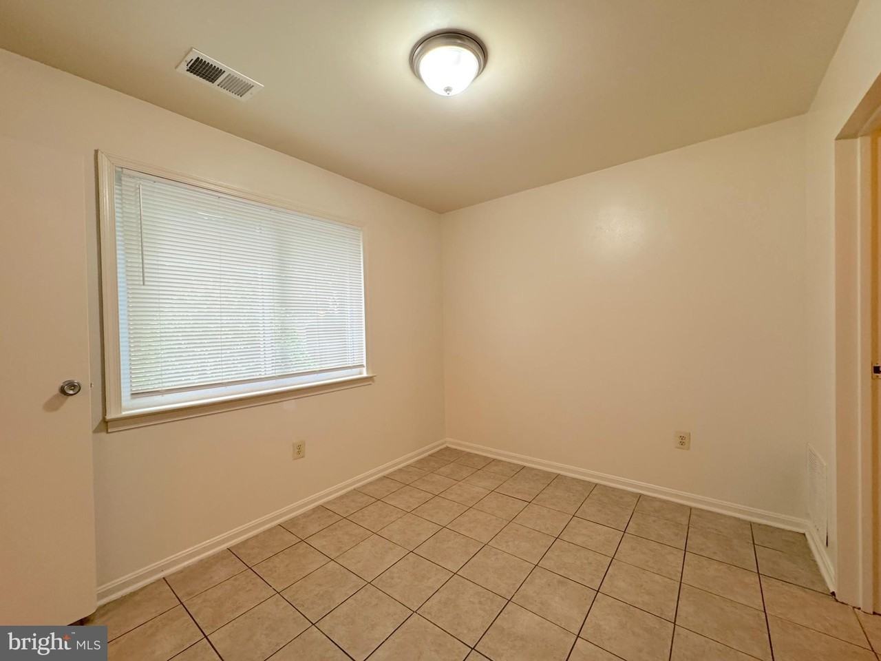 4657 Logsdon Dr - Photo 4 of 20