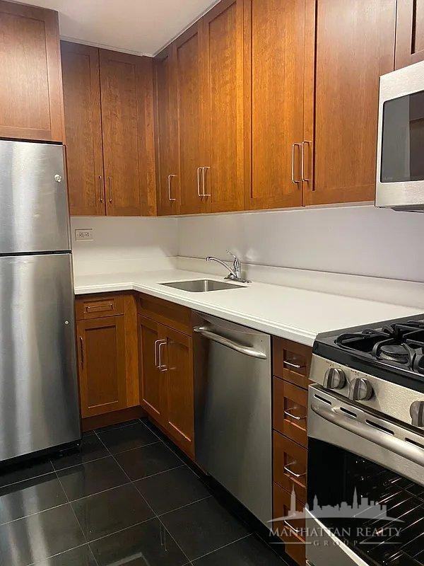 E 71st St #2 - Photo 4 of 5