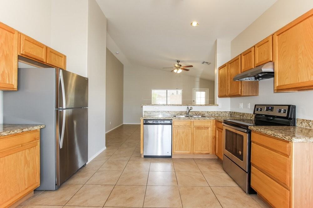 11005 W Frier Dr - Photo 7 of 16