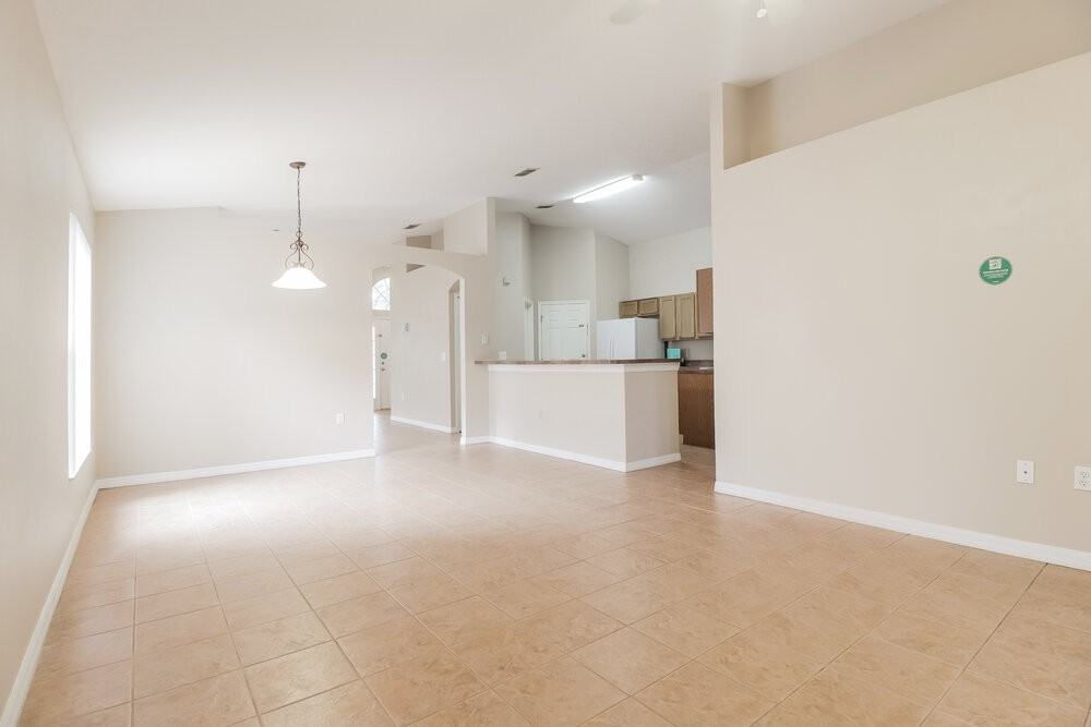 2131 Colonial Woods Blvd - Photo 4 of 16