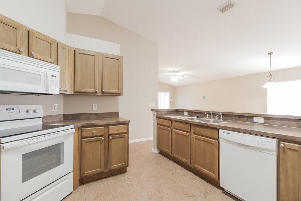 2131 Colonial Woods Blvd - Photo 7 of 16