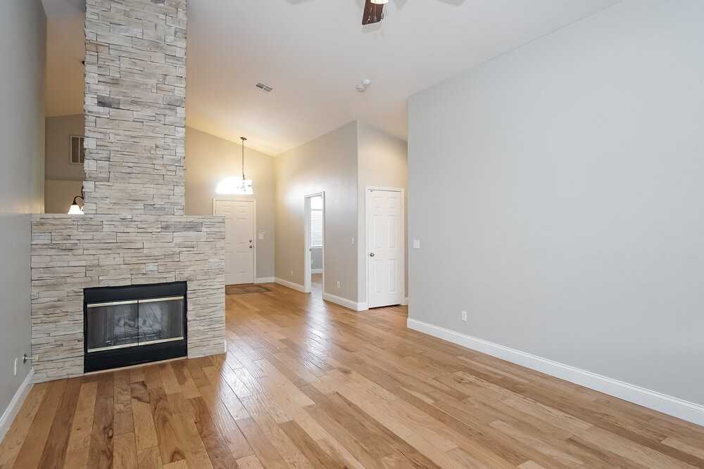 537 Bay Bridge Dr - Photo 3 of 14