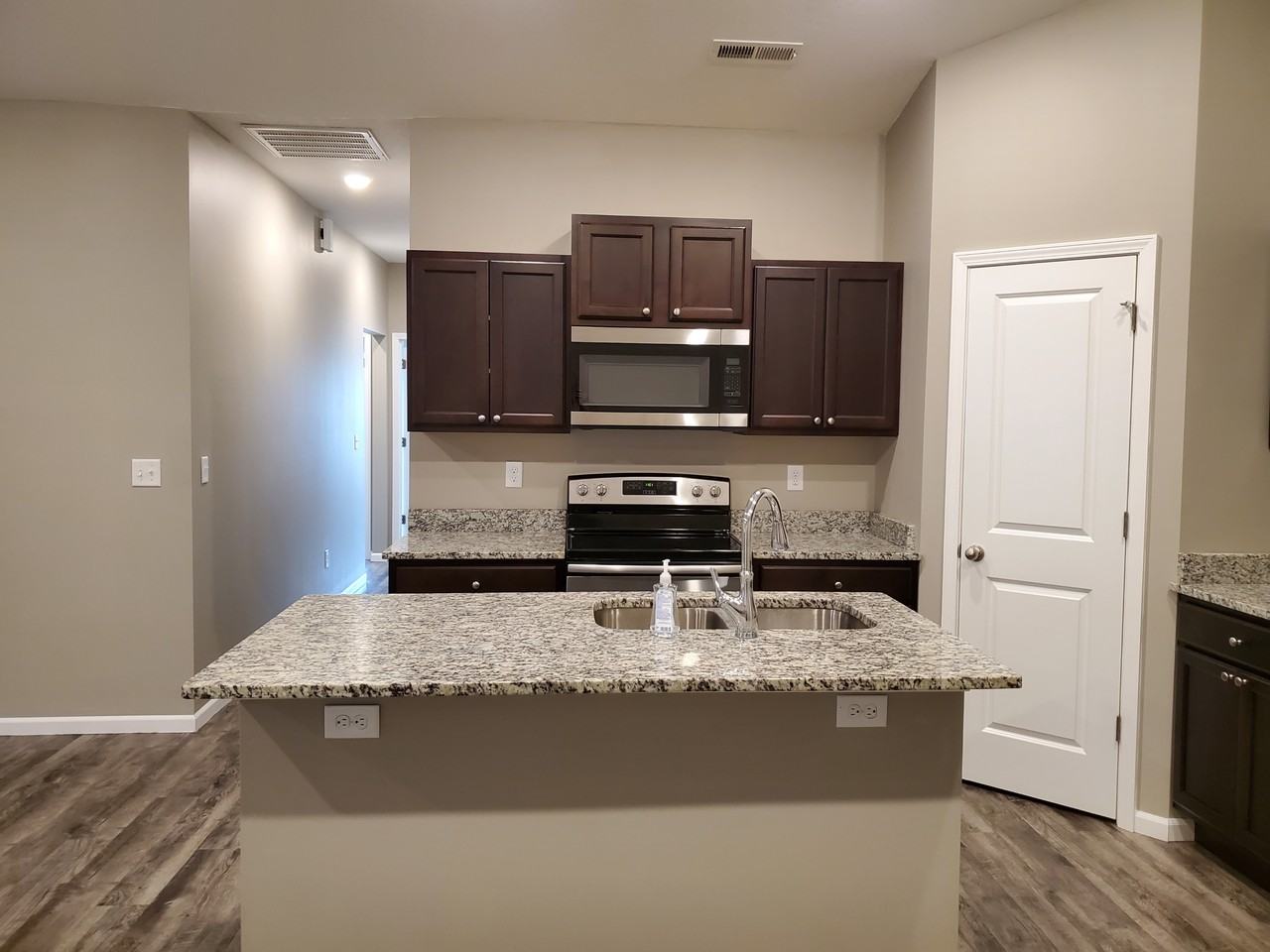 414 S Longbranch Dr - Photo 3 of 21