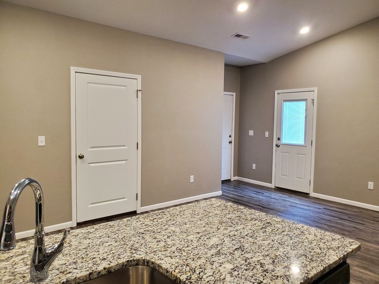 414 S Longbranch Dr - Photo 5 of 21