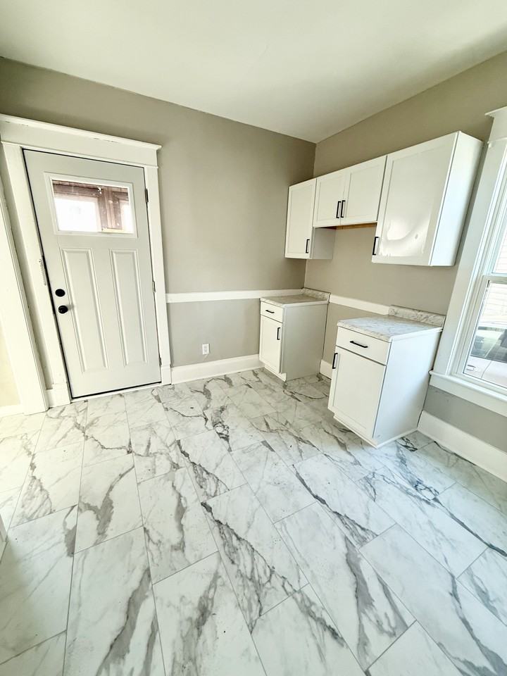 1201 67th St - Photo 4 of 11