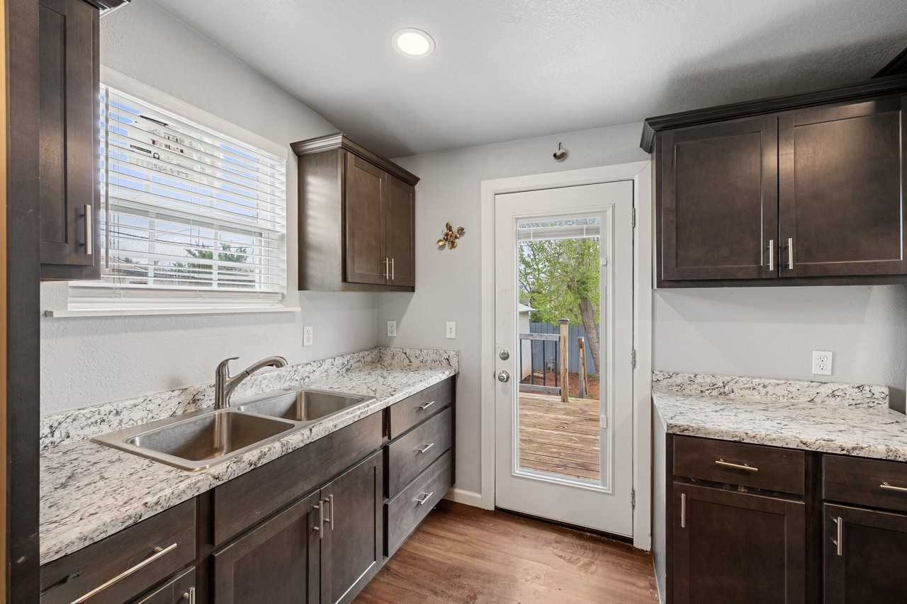 4012 S Hudson Ave - Photo 5 of 30