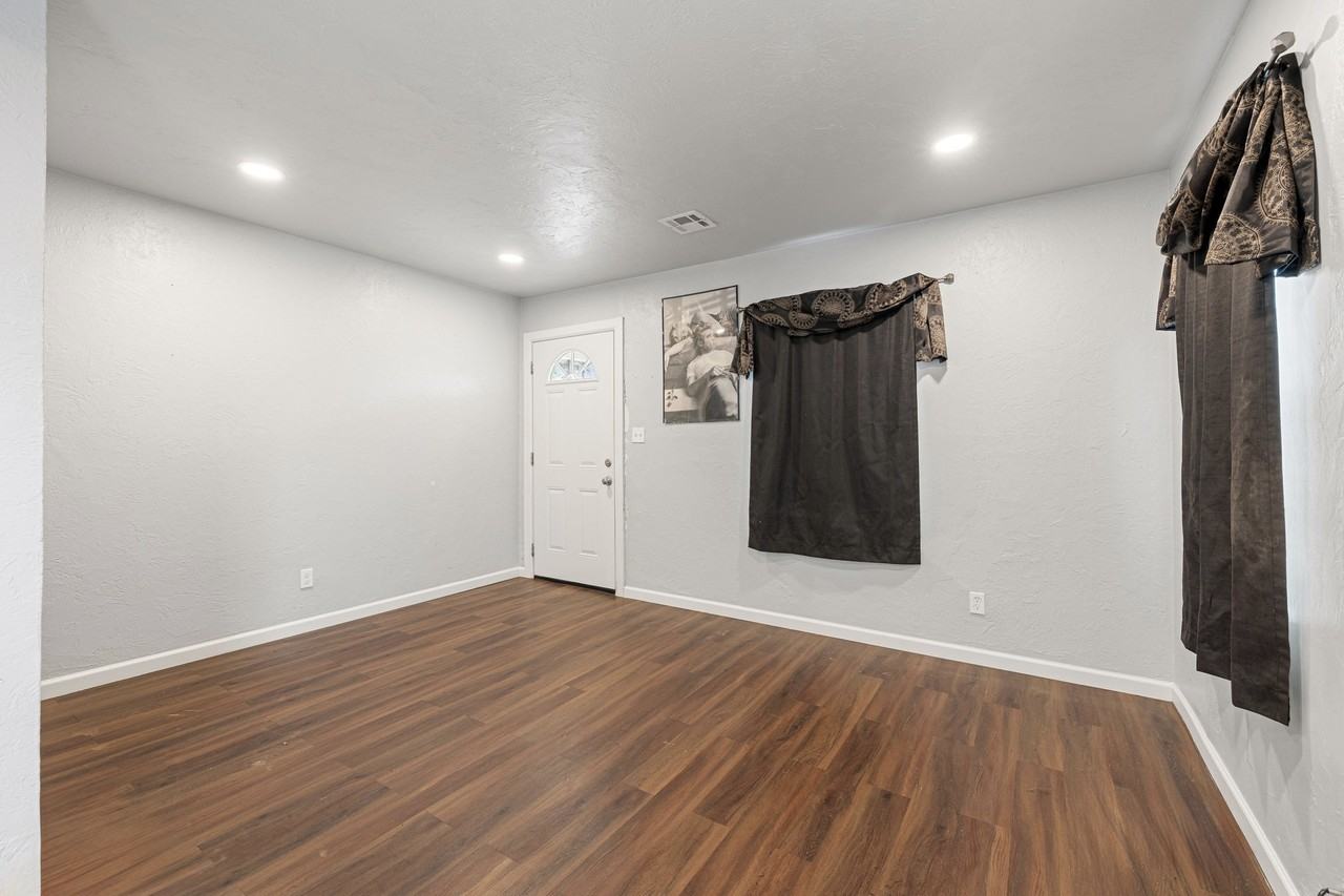 4012 S Hudson Ave - Photo 7 of 30