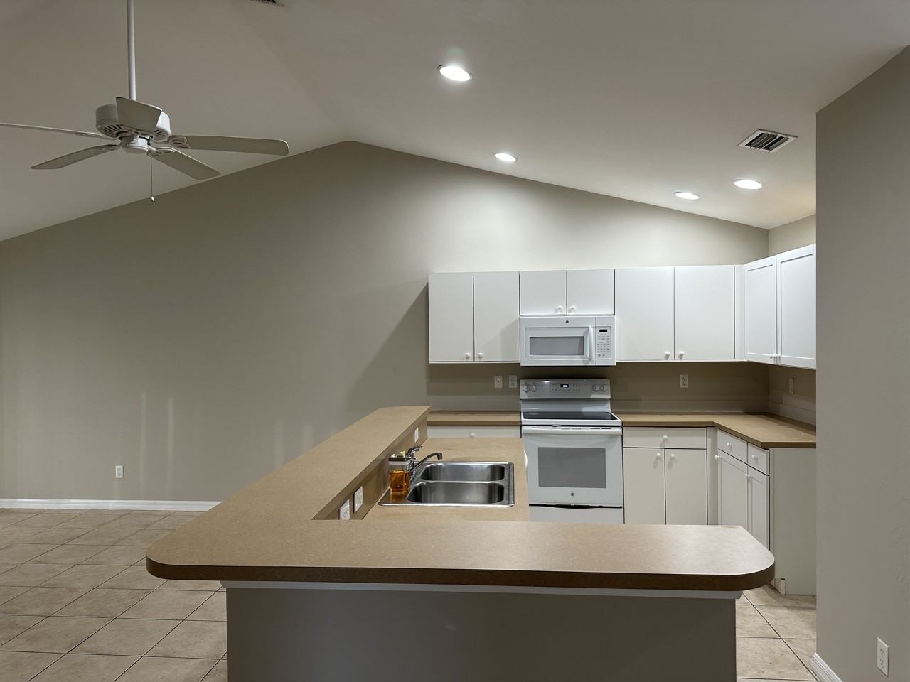 558 Se 5th Ave - Photo 2 of 18