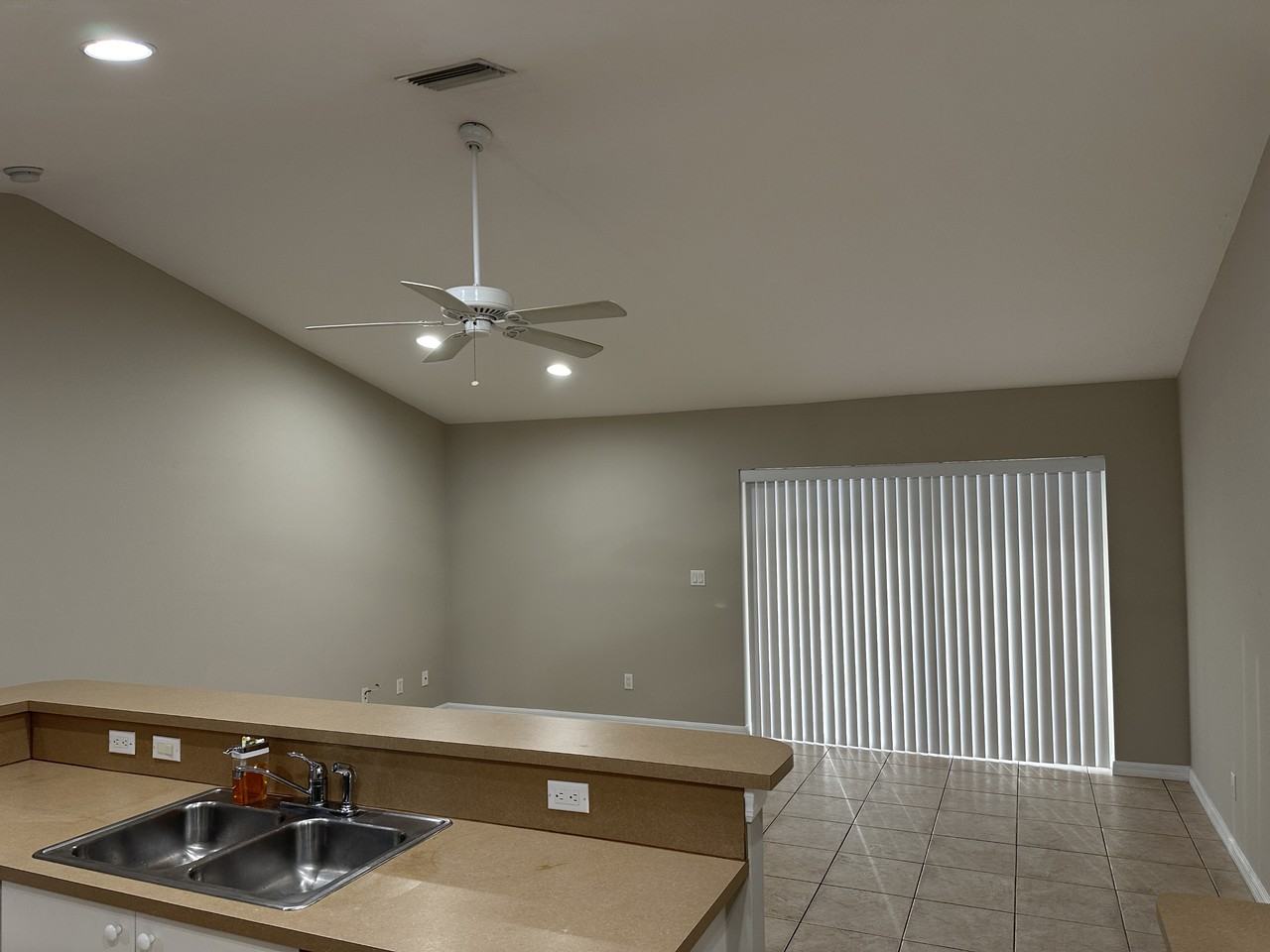 558 Se 5th Ave - Photo 4 of 18