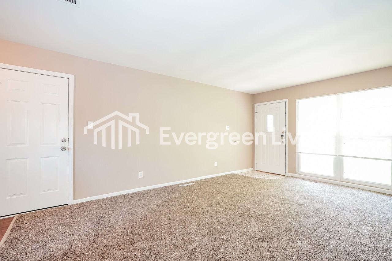 4752 Huxley Ct - Photo 4 of 15
