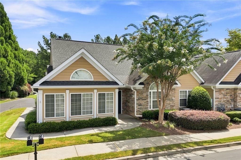 3204 Village Ln - Photo 2 of 48