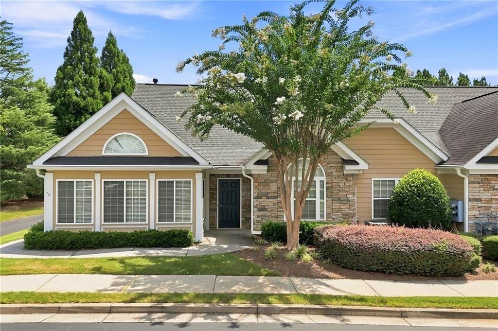 3204 Village Ln - Photo 3 of 48