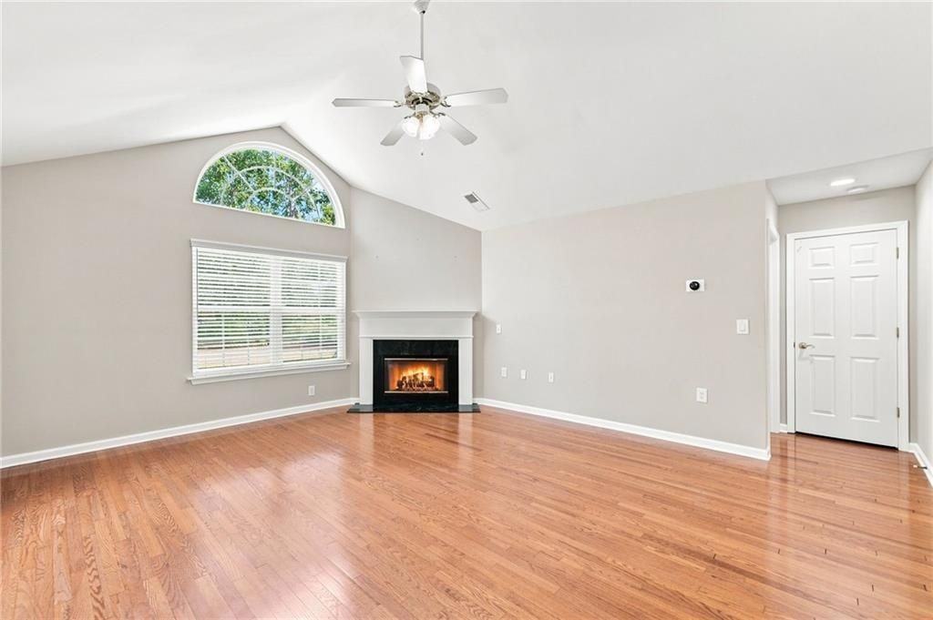 3204 Village Ln - Photo 5 of 48