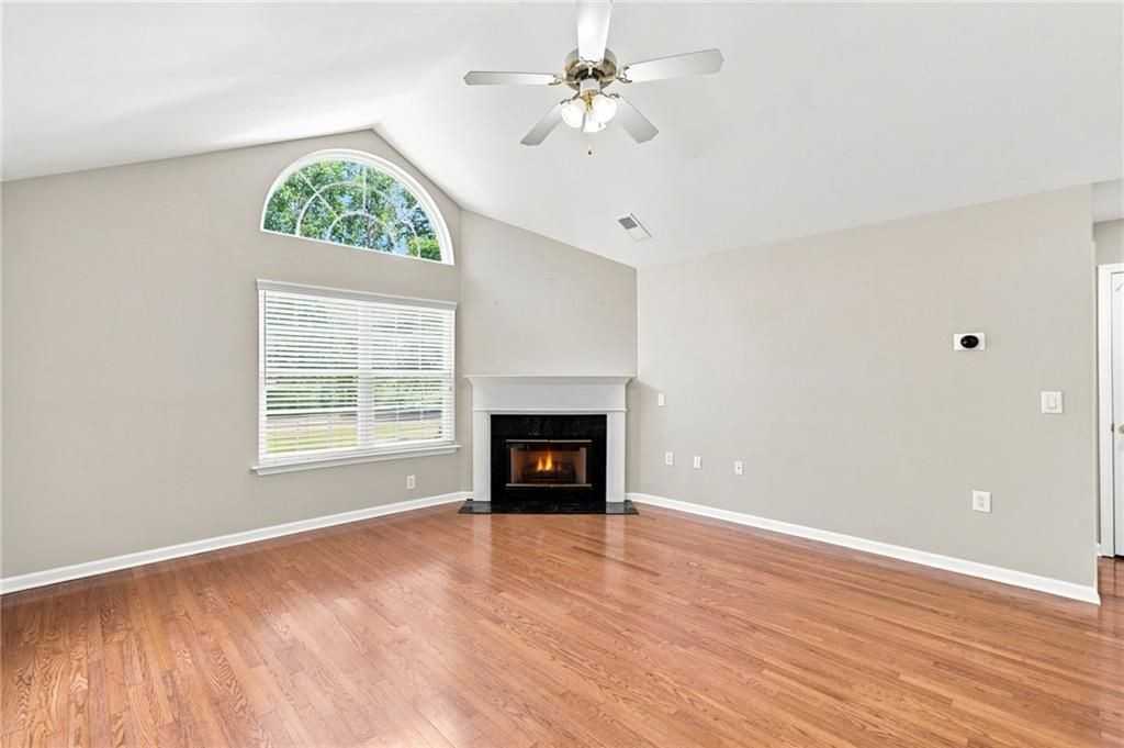 3204 Village Ln - Photo 6 of 48