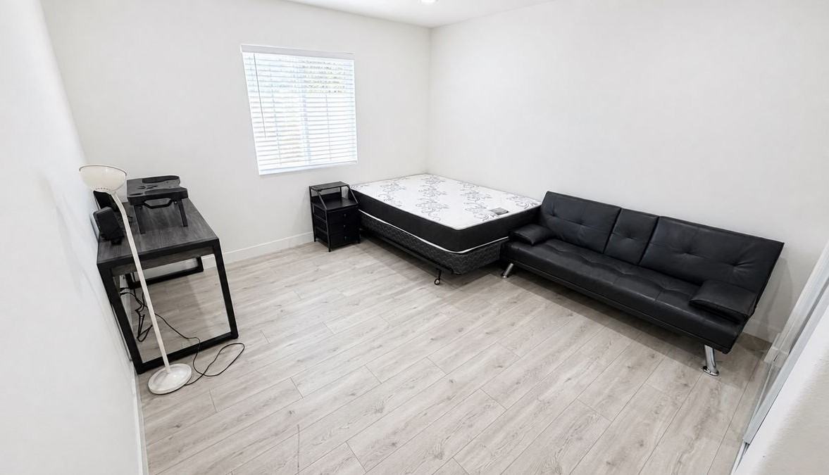 305 N College St - Photo 2 of 17