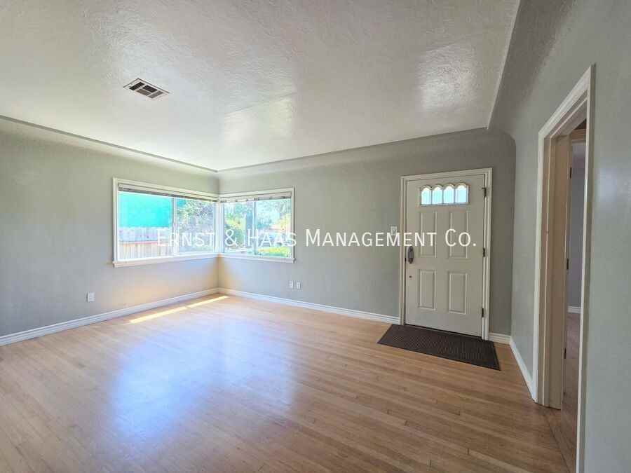 1926 Daisy Ave - Photo 4 of 32