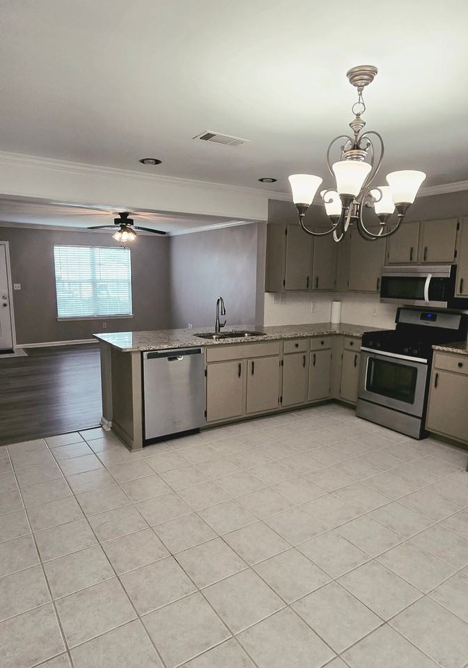 407 Bainbridge Dr - Photo 2 of 18