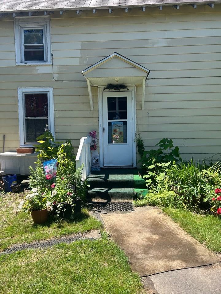 1273 Queen St - Photo 5 of 39