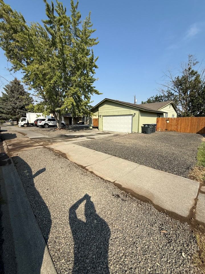 2703 W Texas St - Photo 3 of 20