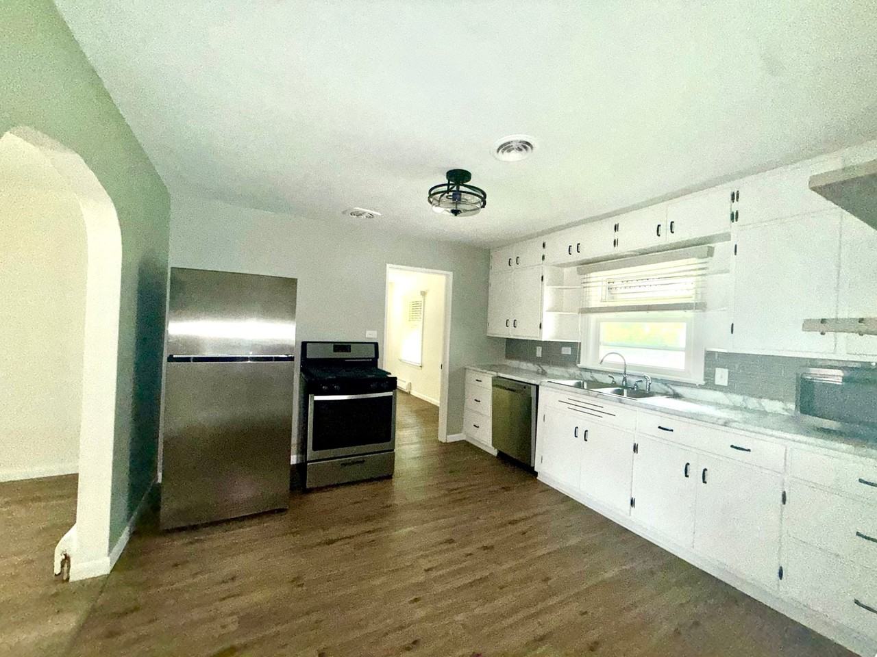 2332 48th St - Photo 4 of 13