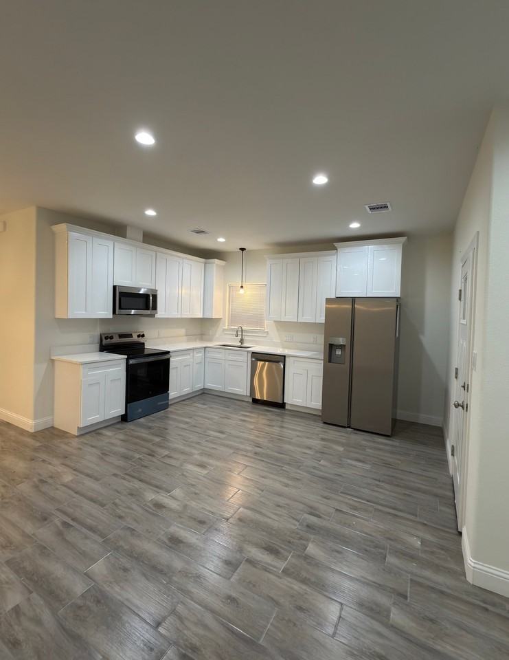 690 Shell St #1 - Photo 2 of 10