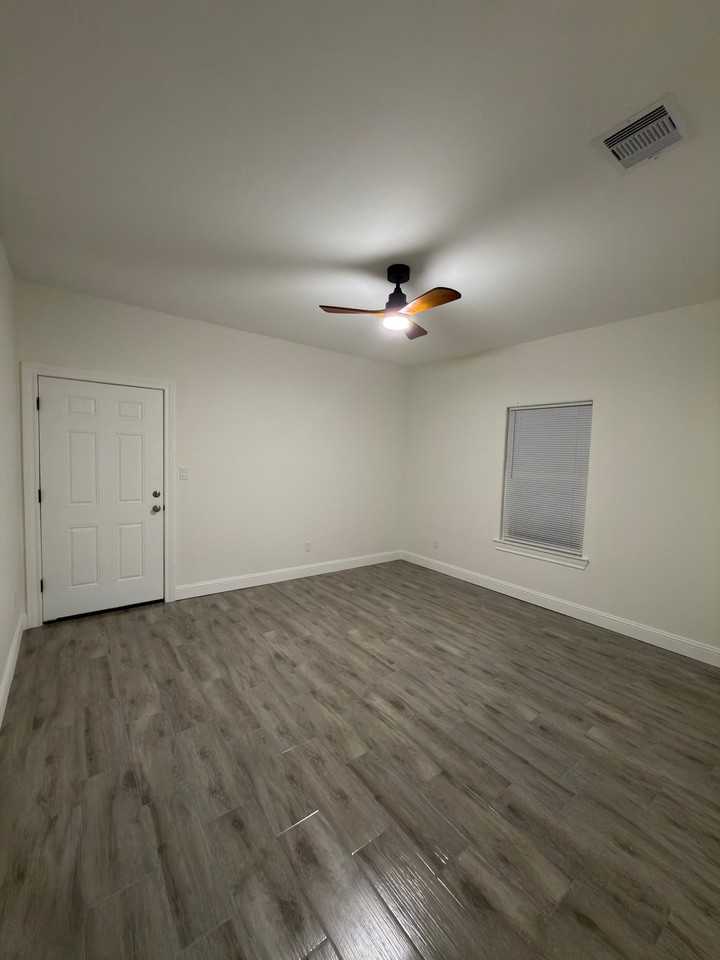 690 Shell St #1 - Photo 7 of 10