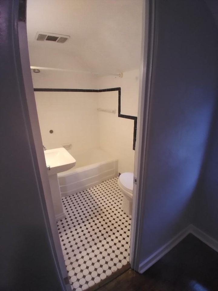 406 Elizabeth St - Photo 6 of 6
