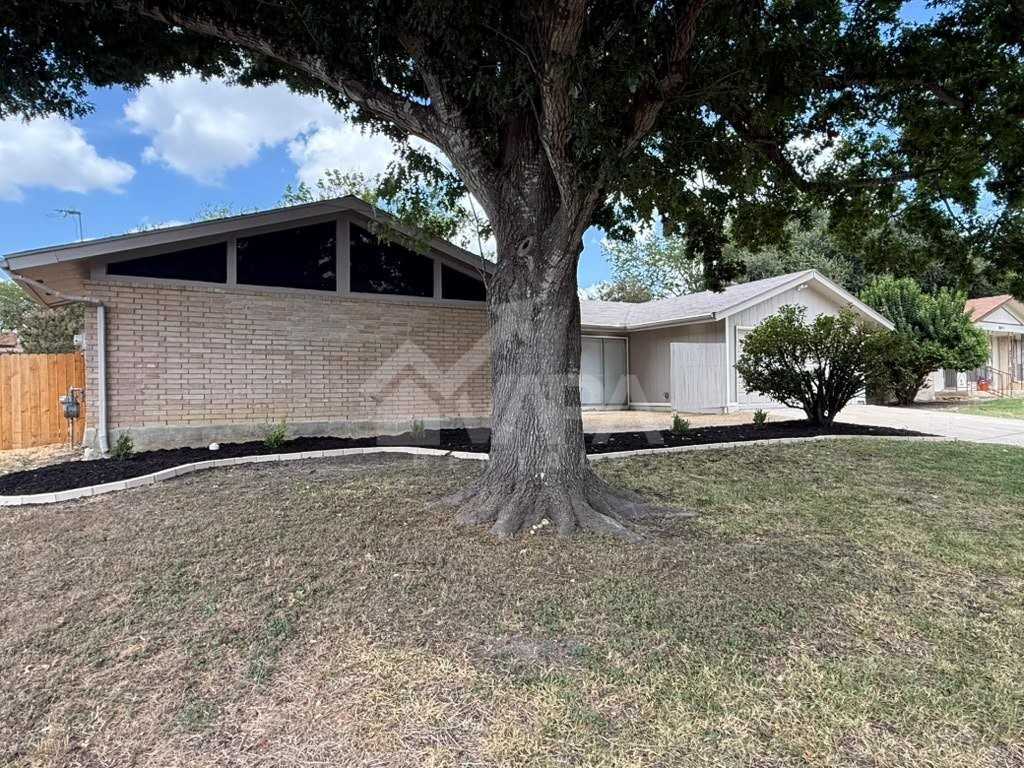 8007 Lake Frst - Photo 2 of 20