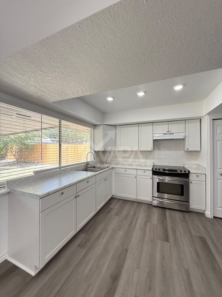 8007 Lake Frst - Photo 6 of 20