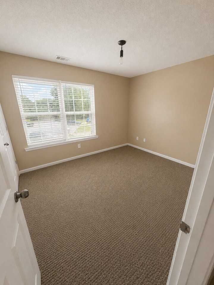 44 Middleton Ct - Photo 3 of 6