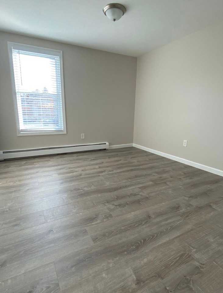663 Middle St - Photo 4 of 5
