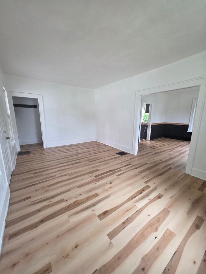 1063 W 12th St - Photo 2 of 10