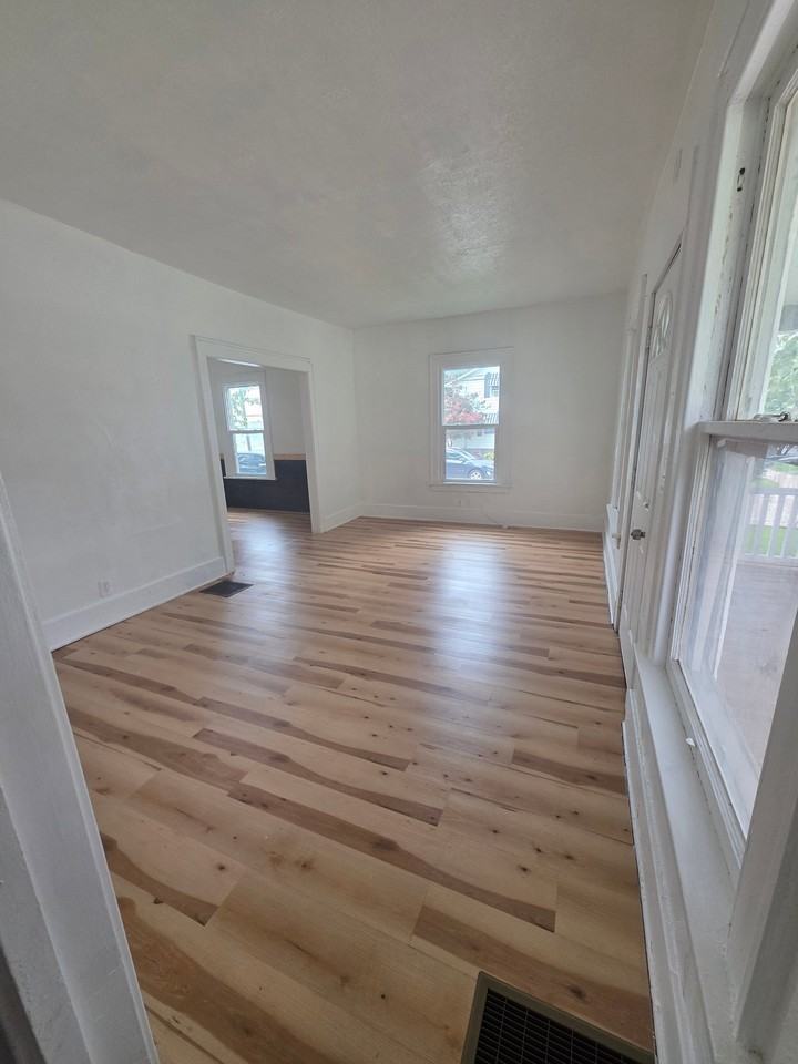 1063 W 12th St - Photo 3 of 10