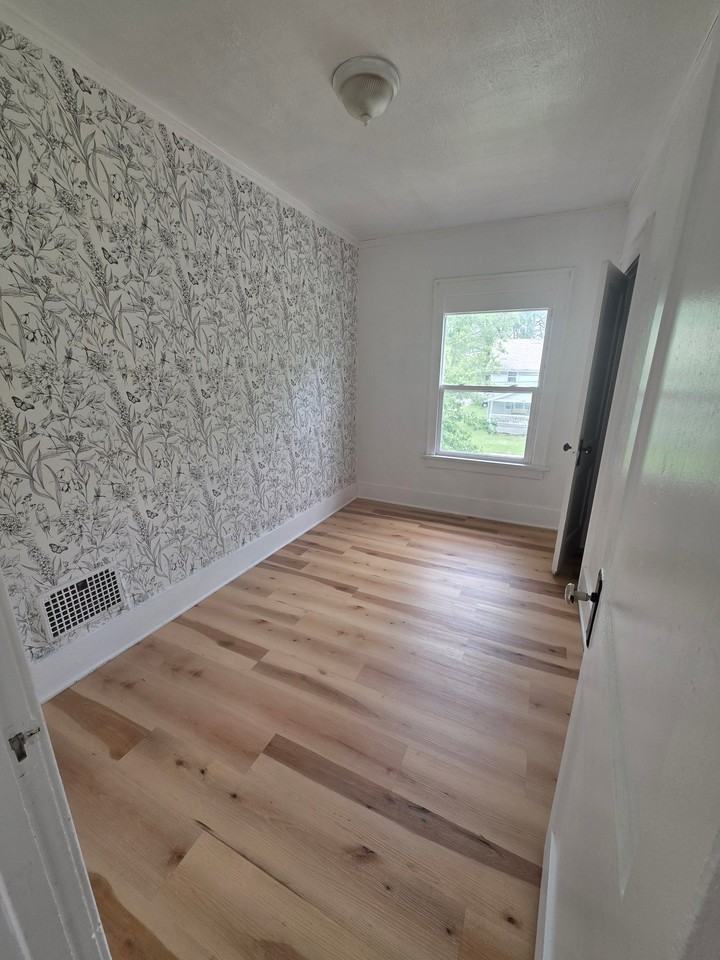 1063 W 12th St - Photo 4 of 10