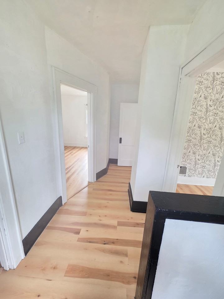 1063 W 12th St - Photo 5 of 10