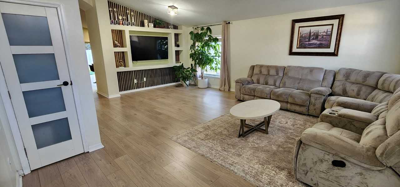530 Wellesly St - Photo 3 of 11