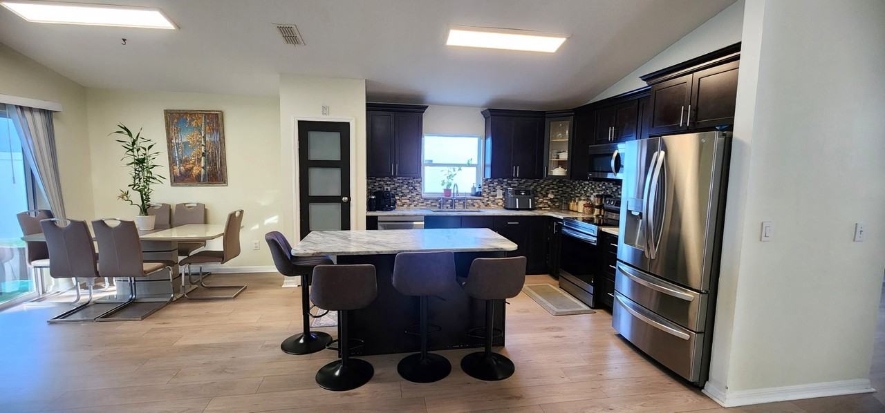 530 Wellesly St - Photo 4 of 11