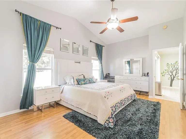 530 Wellesly St - Photo 5 of 11