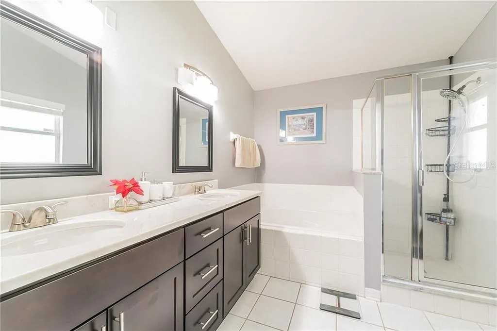 530 Wellesly St - Photo 7 of 11